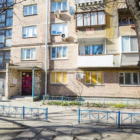 Near Metro Pecherskaya *